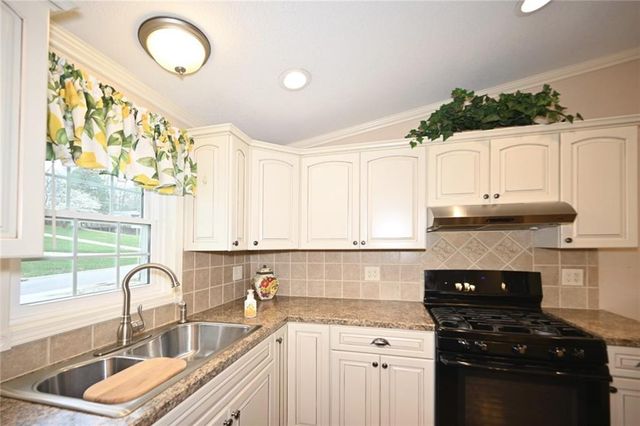 5005 NW Merrimac Avenue, Riverside, MO 64150