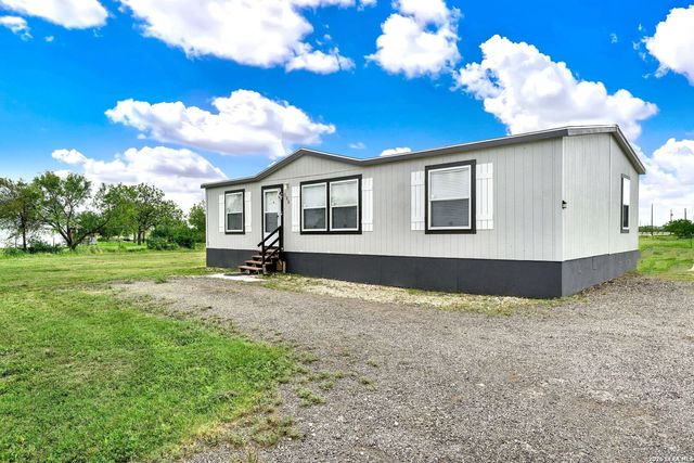 188 County Road 4643, Hondo, TX 78861