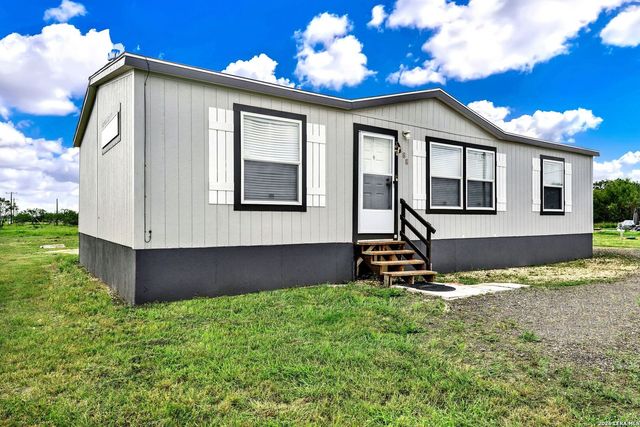 188 County Road 4643, Hondo, TX 78861
