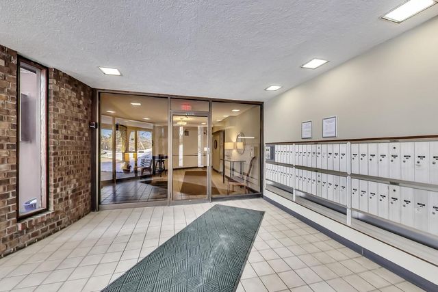 440 Raintree Court 2J, Glen Ellyn, IL 60137
