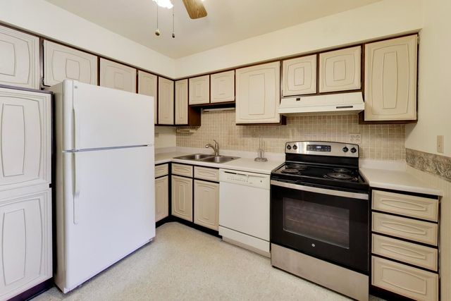 440 Raintree Court 2J, Glen Ellyn, IL 60137