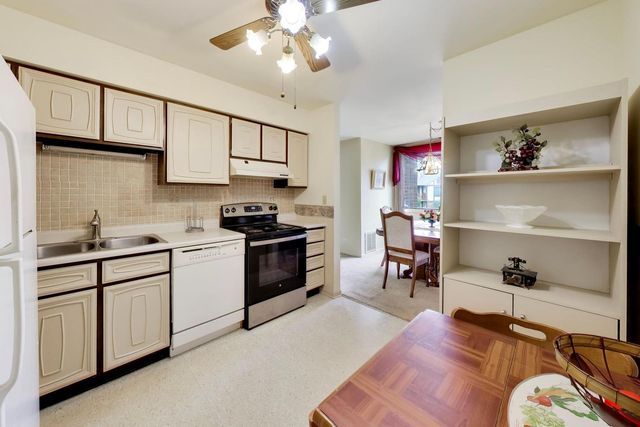 440 Raintree Court 2J, Glen Ellyn, IL 60137