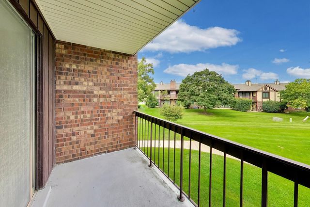 440 Raintree Court 2J, Glen Ellyn, IL 60137