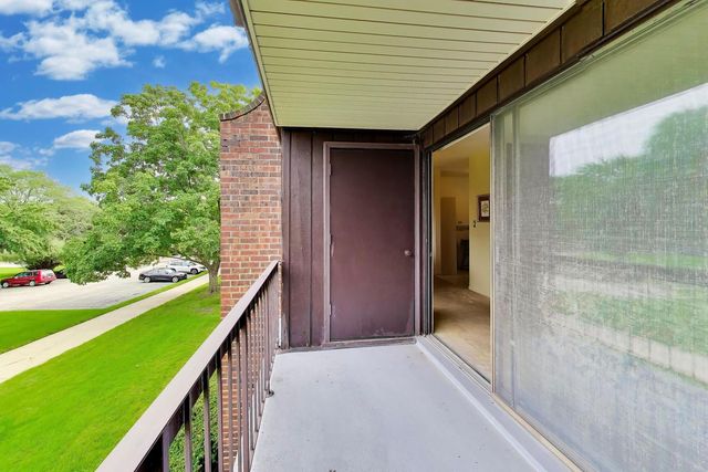 440 Raintree Court 2J, Glen Ellyn, IL 60137
