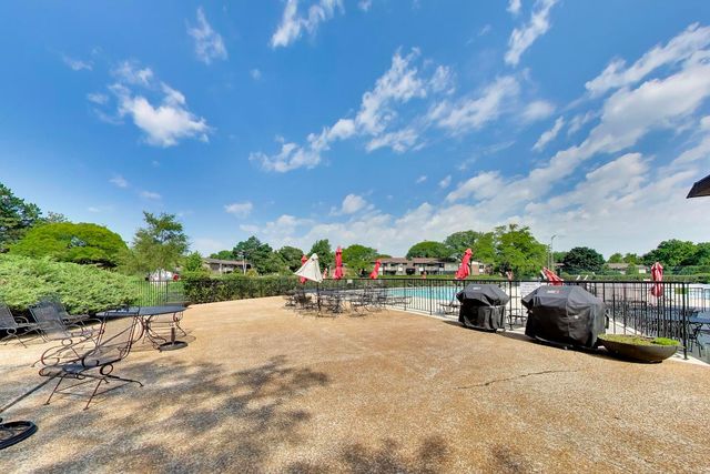 440 Raintree Court 2J, Glen Ellyn, IL 60137