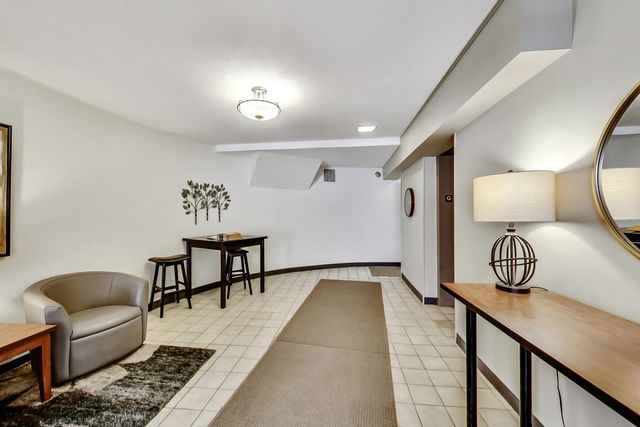 440 Raintree Court 2J, Glen Ellyn, IL 60137