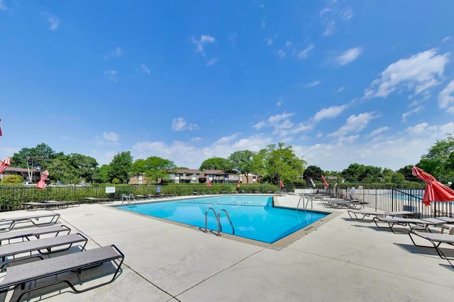440 Raintree Court 2J, Glen Ellyn, IL 60137