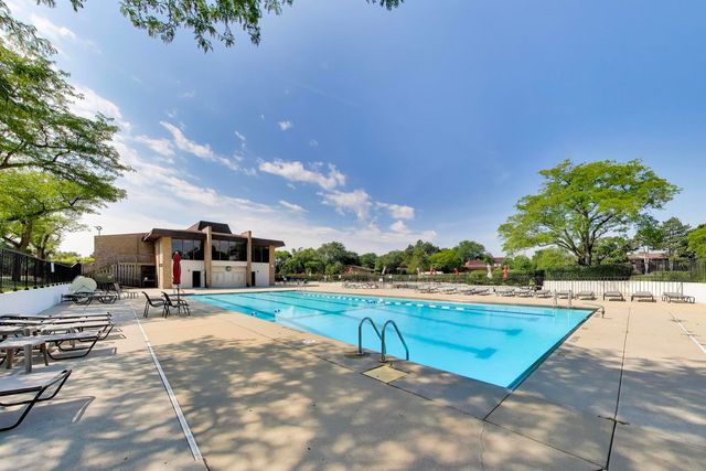 440 Raintree Court 2J, Glen Ellyn, IL 60137