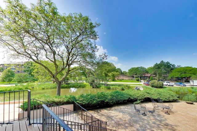 440 Raintree Court 2J, Glen Ellyn, IL 60137