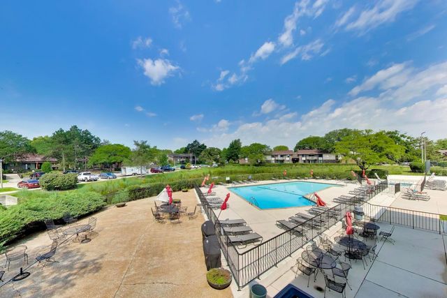 440 Raintree Court 2J, Glen Ellyn, IL 60137