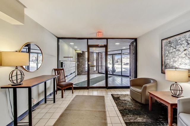 440 Raintree Court 2J, Glen Ellyn, IL 60137