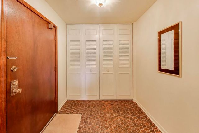 440 Raintree Court 2J, Glen Ellyn, IL 60137