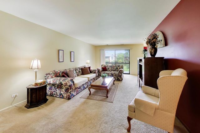 440 Raintree Court 2J, Glen Ellyn, IL 60137