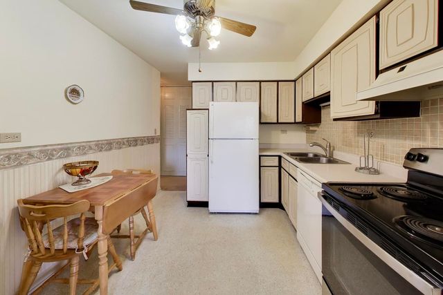 440 Raintree Court 2J, Glen Ellyn, IL 60137