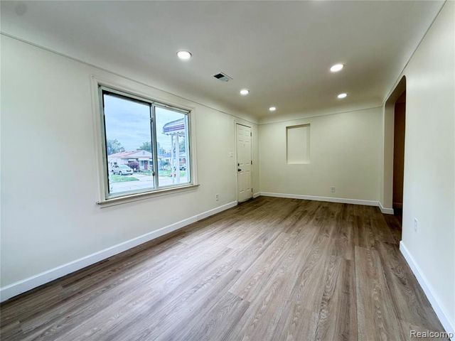 8044 Fremont Street, Westland, MI 48185