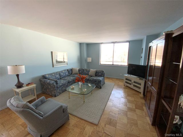 27110 Grand Central Parkway 1E, Floral Park, NY 11005