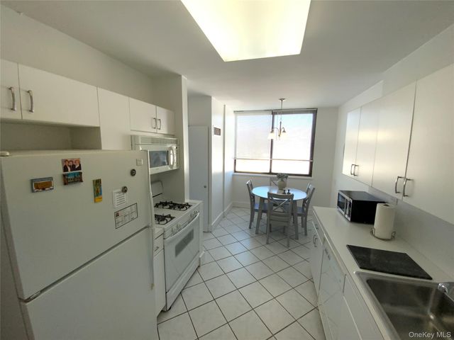 27110 Grand Central Parkway 1E, Floral Park, NY 11005