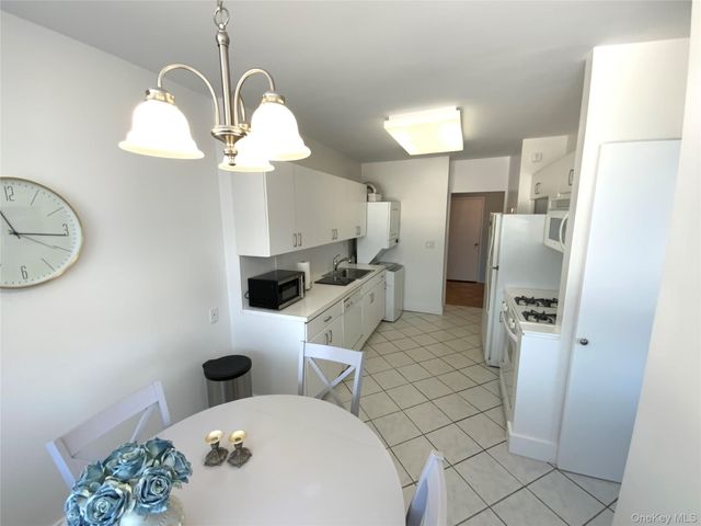 27110 Grand Central Parkway 1E, Floral Park, NY 11005