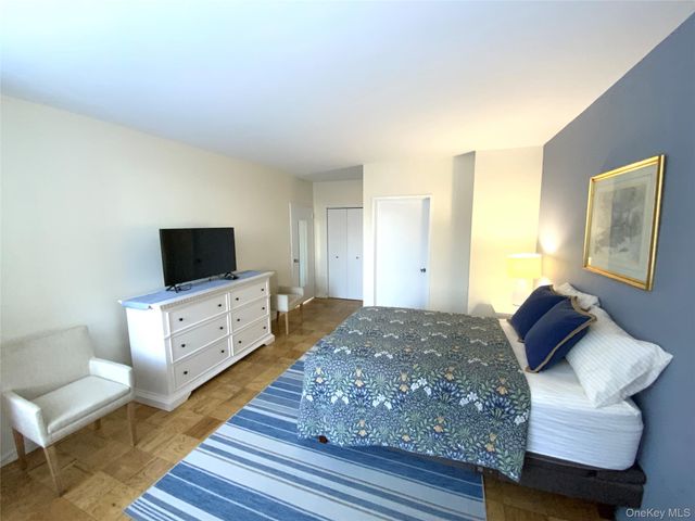 27110 Grand Central Parkway 1E, Floral Park, NY 11005