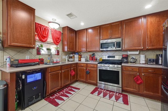 6522 Green Pear Lane, Houston, TX 77049