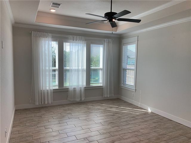 5004 Highline Dr, Bryan, TX 77802