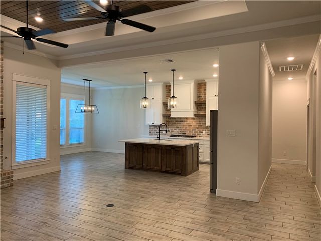 5004 Highline Dr, Bryan, TX 77802