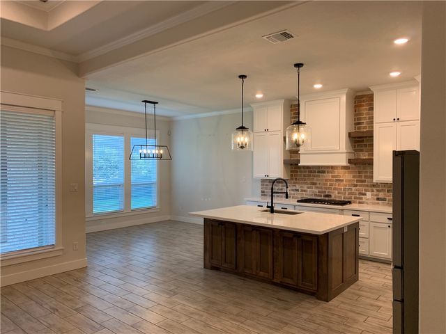 5004 Highline Dr, Bryan, TX 77802