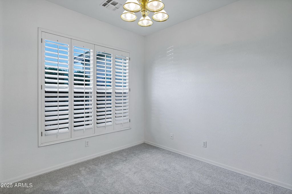 Image 12 of property listing at 3640 E TORREY PINES Lane, Chandler, AZ 85249