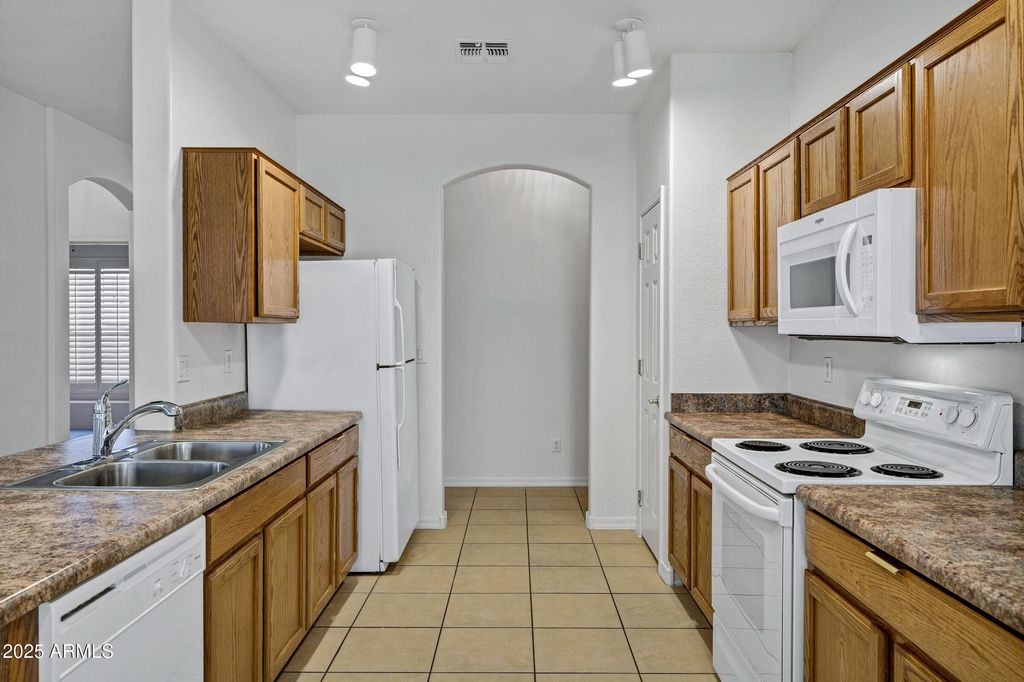 Image 15 of property listing at 3640 E TORREY PINES Lane, Chandler, AZ 85249