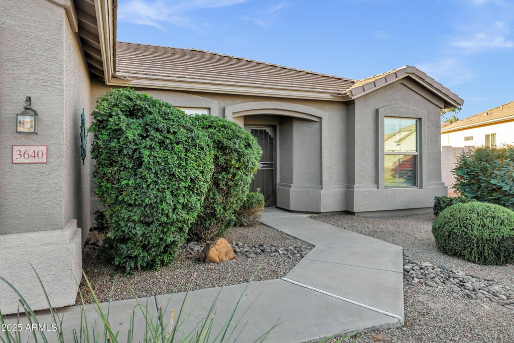 Image 8 of property listing at 3640 E TORREY PINES Lane, Chandler, AZ 85249