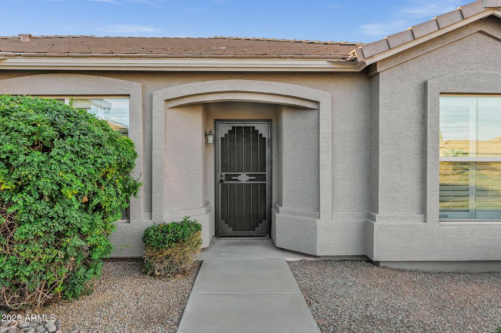 Image 9 of property listing at 3640 E TORREY PINES Lane, Chandler, AZ 85249