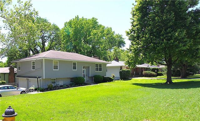 9901 W 55TH Street, Shawnee, KS 66203
