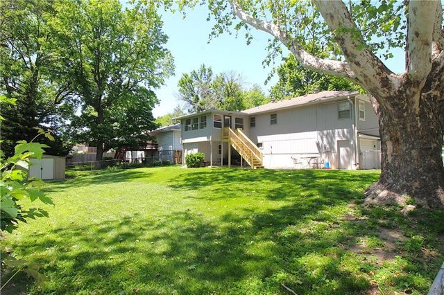 9901 W 55TH Street, Shawnee, KS 66203