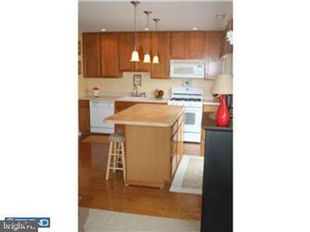 2505 SAXONY DR, Mount Laurel, NJ 08054