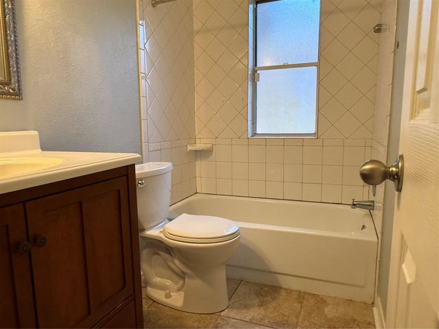 1026 Saint John Drive, Pearland, TX 77584