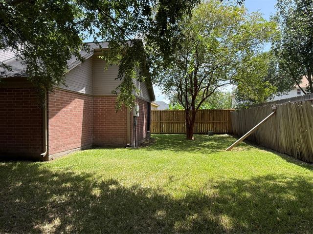 1026 Saint John Drive, Pearland, TX 77584