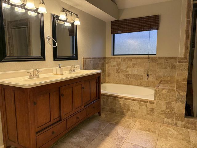 1026 Saint John Drive, Pearland, TX 77584