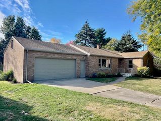 1011 Monroe Drive, Bloomington, IL 61701