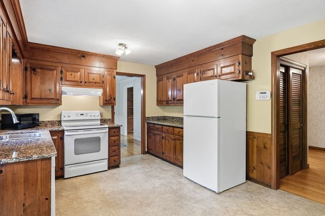 4 Edson Dr, Wilbraham, MA 01095