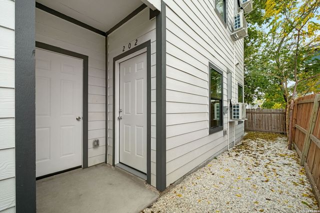 627 S Olive St, San Antonio, TX 78203