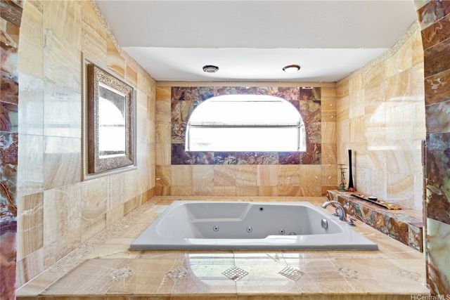 483 Maono Loop, Honolulu, HI 96821