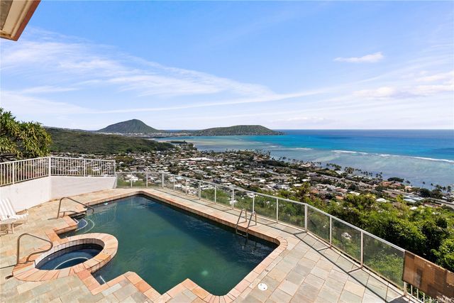 483 Maono Loop, Honolulu, HI 96821