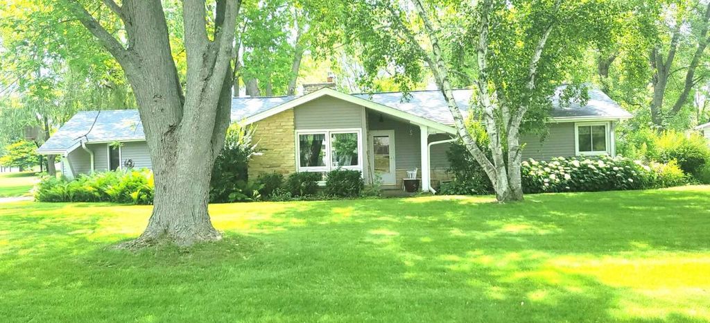 13002 N Phillip DRIVE, Mequon, WI 53097