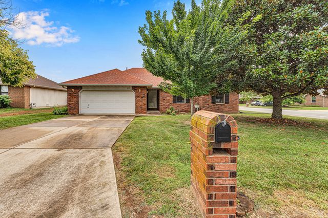 712 S Pinewood Lane, Nixa, MO 65714