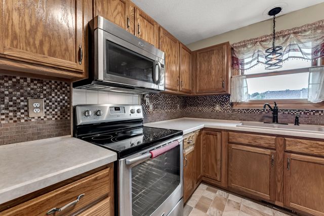 712 S Pinewood Lane, Nixa, MO 65714