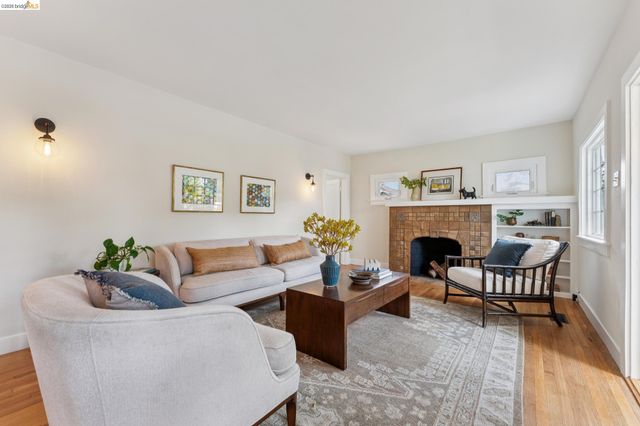 7201 Sunkist Dr, Oakland, CA 94605