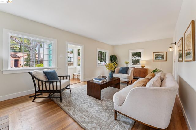 7201 Sunkist Dr, Oakland, CA 94605