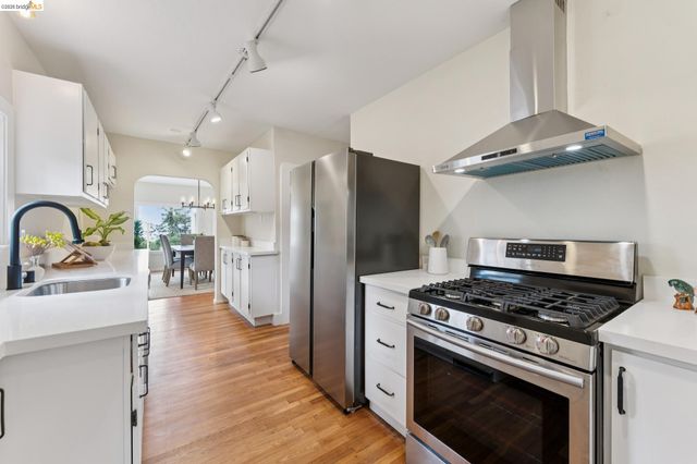 7201 Sunkist Dr, Oakland, CA 94605