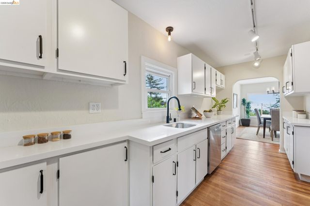 7201 Sunkist Dr, Oakland, CA 94605