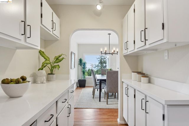 7201 Sunkist Dr, Oakland, CA 94605